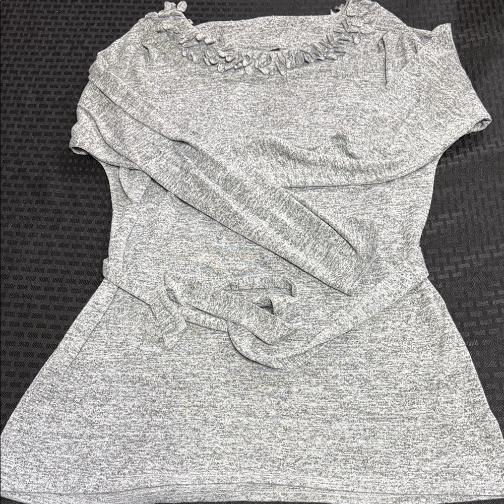 Dana Bachman Gray Knit Top with Ruffle Detail Women’s size Small EUC